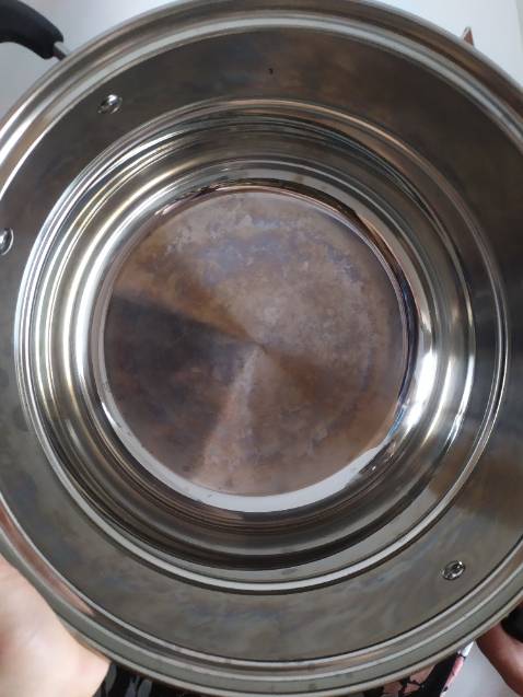 Đã làm đủ các bước theo hướng dẫn nhưng mới nấu 1 lâng đầu tiên thì đáy nồi đã gỉ đen thui thế này. Đồ Lock & Lock chất lượng ngày càng ko xứng đáng giá tiền dù là giá sale. Nhà có nhiều nồi inox chưa thấy nồi nào bị vầy