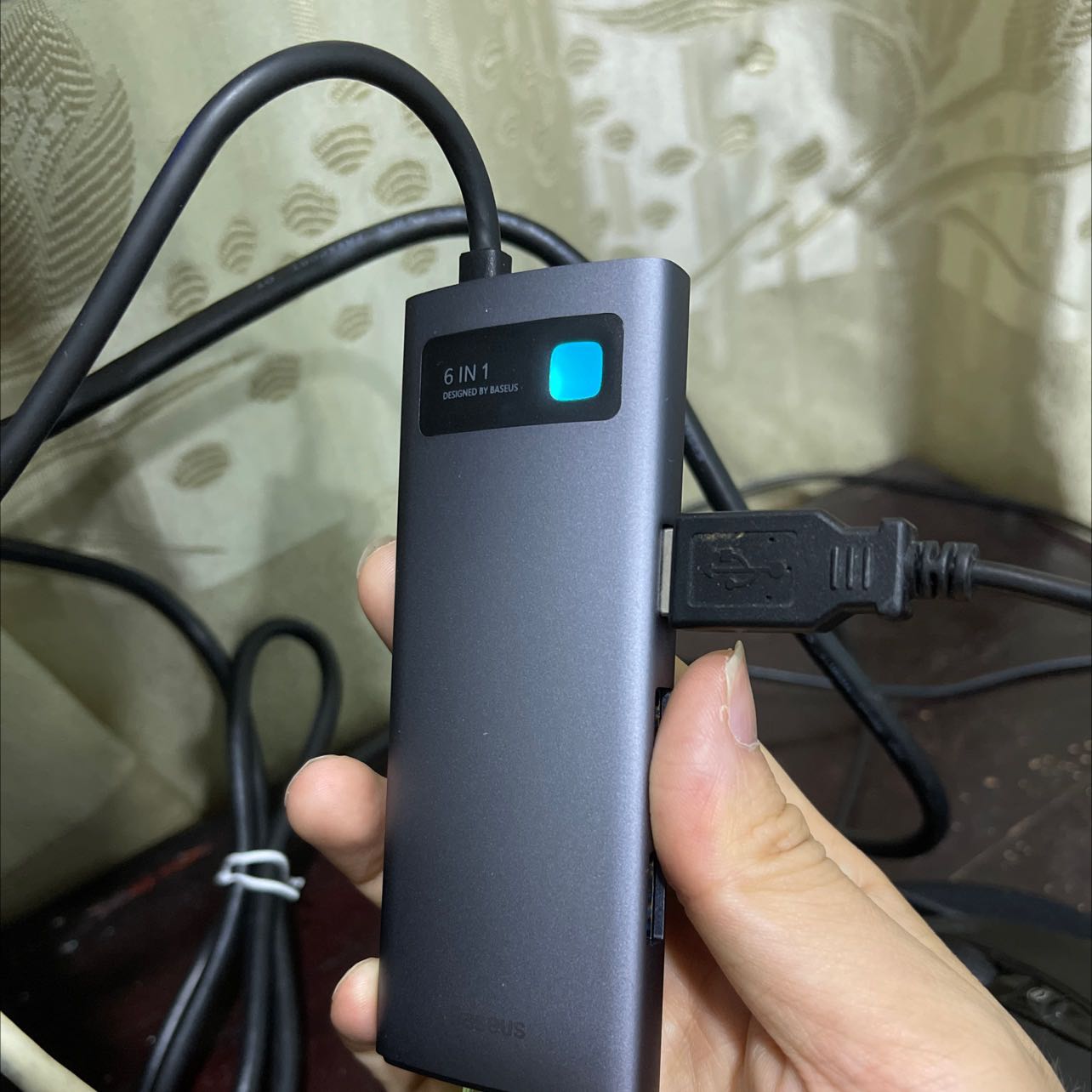 Ảnh quảng cáo thì màu xám, hộp màu xám nhưng bên trong sản phẩm lại là màu xanh??? Nếu biết màu xanh mình đã không mua vì lệch màu với laptop của mình. Shop nên ghi rõ màu để khách hàng còn biết. Mình tạm để đánh giá 2 sao, sẽ sửa lại là 5 sao nếu shop đổi cho mình cái màu xám như trong ảnh quảng cáo