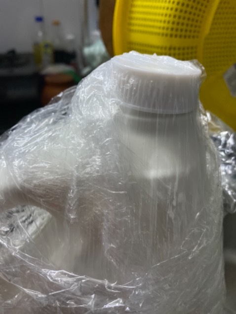 Nhận hàng 3 ngày rồi, tới nay mình mới có thời gian mở hàng. Do đặt Tiki Trading nên mình khá yên tâm về sản phẩm cũng như qui cách đóng gói hàng, nhưng lần này mình khá thất vọng luôn. Can nước rửa chén nắp đóng không kĩ/bị lỗi, làm đổ ra ngoài rất nhiều :(