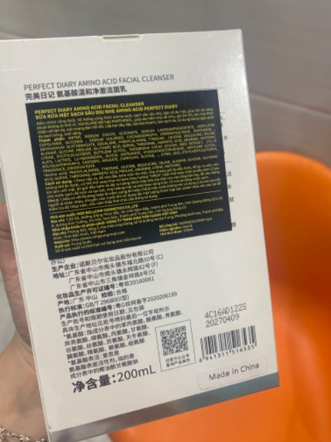 Nhìn y như chai nước hoa lunn. Rửa mặt xong thấy sạch mịn, ko mùi