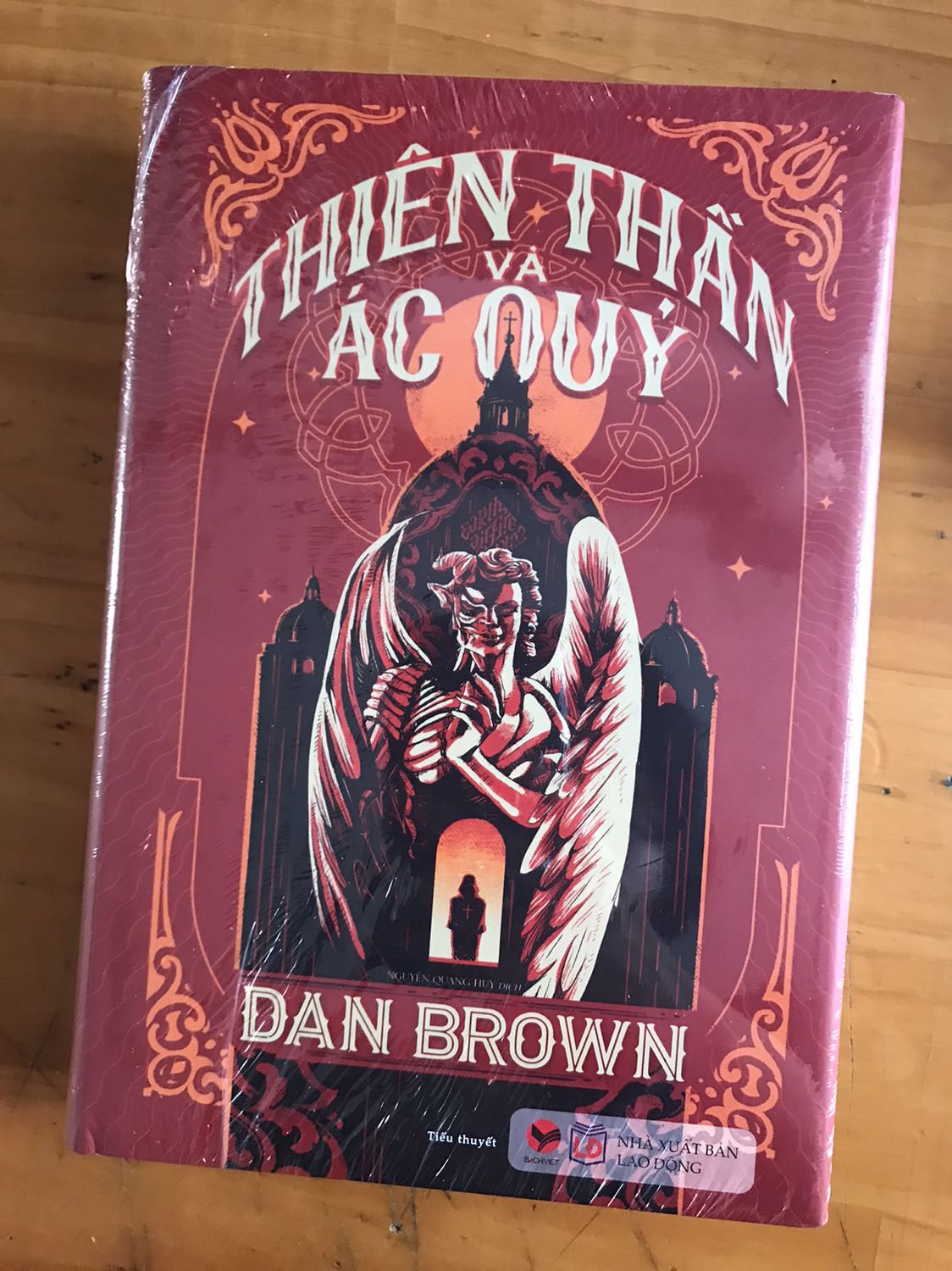 Thực sự dạo gần đây Fahasa làm mình thất vọng cực kì. Lần trước mua quyển Chiết Chi lỗi trang sách xuất bản bị hư một đoạn sách. Mình đã hỏi về quy định đổi trả nhưng rất lâu mới thấy fahasa hồi âm là gửi khiếu nại lên tiki. Thì lúc mình nhắn tiki kêu phải có video quay khui hàng và mình không có nên tiki không hoàn đổi trả cho dù là lỗi do nhà sản xuất. Kế đến mua quyển Battle Royal còn seal nhưng gáy đã bung hết keo. Đến quyển này, mình mua cả giá gần với giá gốc mà trang sách bị bấm móng tay cho dù chưa khui seal như hình. Mình thắc mắc có phải sách tồn không seal rồi Fahsa tự đóng seal rồi bán cho khách không. Lần này coi như lần cuối mình mua hàng. Thật sự không vui vẻ một chút nào. Nhất quá tam