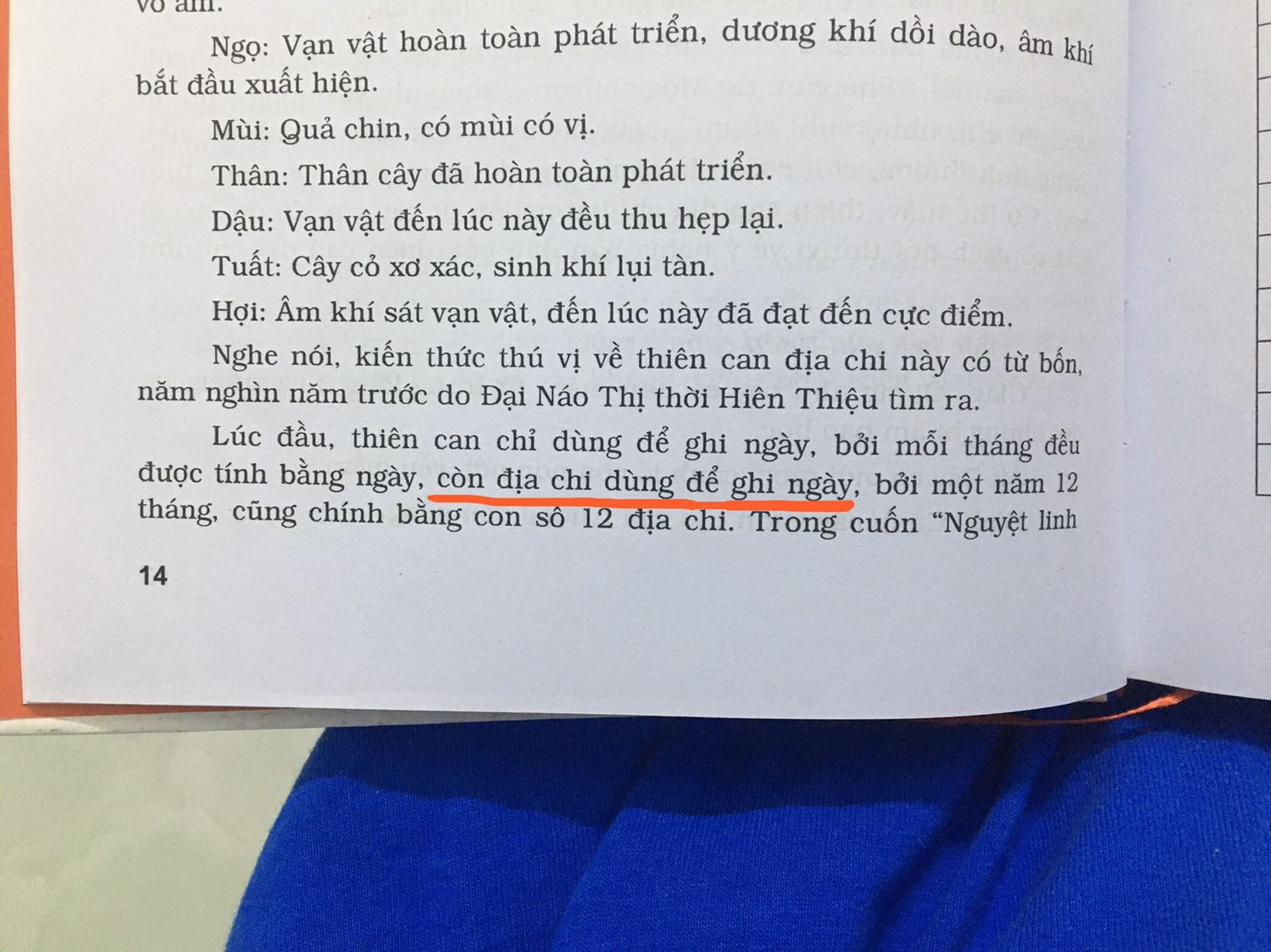 Em mới đọc lần đầu đã thấy sách in nội dung bị nhầm, không biết những lần sau như thế nào :( 
Thứ hai nữa là em mới mở sách ra thôi mà đã bị tróc gáy sách như thế này đây. Nói chung là tệ