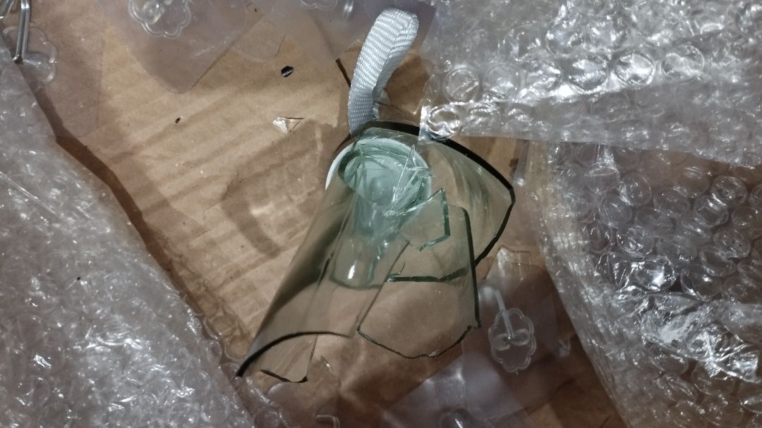 đóng gói sơ sài. giỏ sắt với bình thủy tinh. kết quả vỡ bình thủy tinh đóng gói sơ sài. giỏ sắt với bình thủy tinh. kết quả vỡ bình thủy tinh