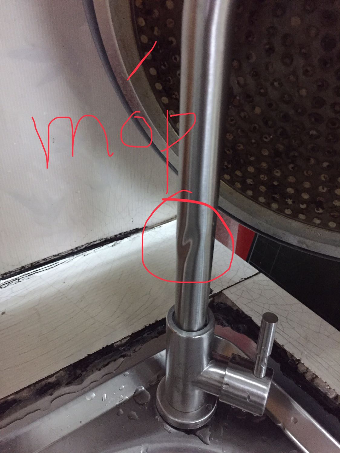 - Về hình dáng, sản phẩm đã nhận giống như quảng cáo. Tuy nhiên có 1 chỗ móp. 
- Về chất lượng lưu lượng nước, lượng nước chảy ra thực tế rất yếu. Có thể đây sản phẩm này bị lỗi ở khâu sản xuất. Nếu vậy chén bát rửa khó sạch, việc rửa mất nhiều thời gian, ảnh hưởng đến sức khỏe,... Phía shop có thể giúp chúng tôi đổi lại sản phẩm khác được không ạ? 
Rất mong nhận được sự giúp đỡ từ TIKI.