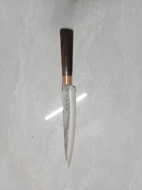 Dao đúng như mẫu, chỉ k thấy có chốt đinh đồng ở cán dao, nếu có thì đẹp hơn. Vì có đổ keo nên thấy cũng chắc chắn