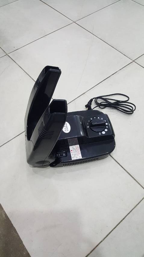 Máy ko đúng như hình , hình anh 1 kiểu giao máy kiểu khác . Loại này ko đèn ? 2 cái này có giống nhau đâu