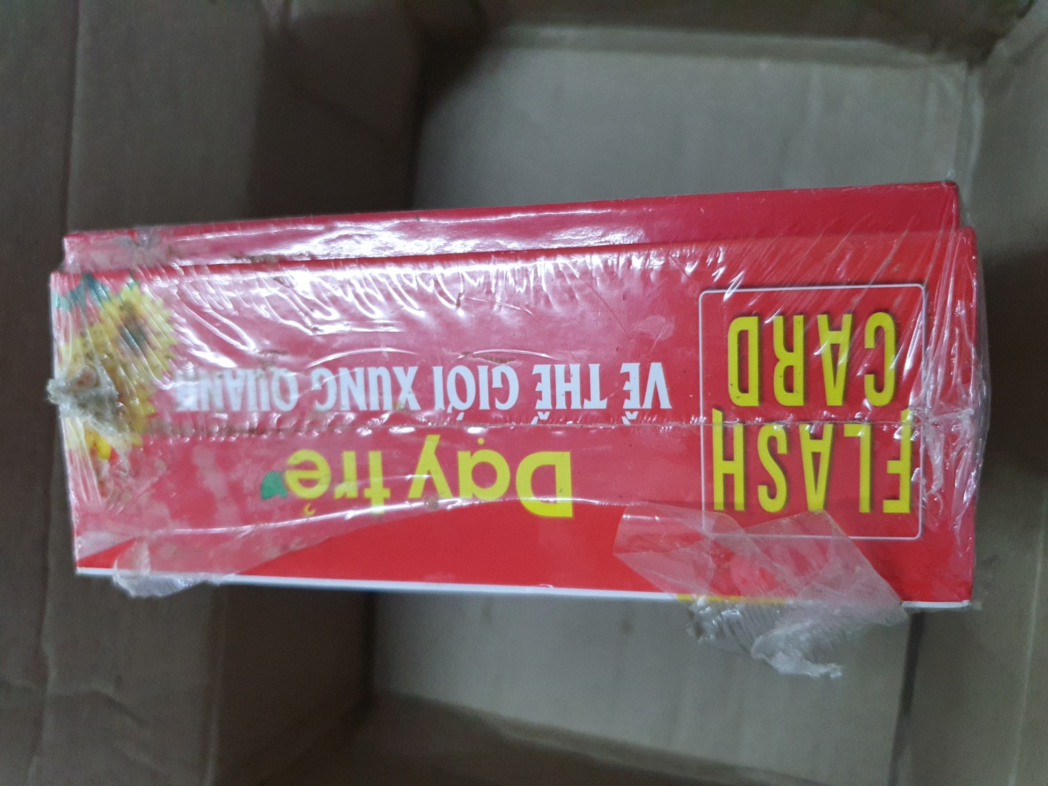 Hộp và nilong bọc ngoài quá bẩn. Mình nhận được mà hoảng quá luôn. Phải lau sạch mới dám mở ra. Bìa cũng khá cứng cáp. Tuy nhiên hình sản phẩm đăng bán là bản tiếng anh, còn sản phẩm mình nhận được là tiếng việt.