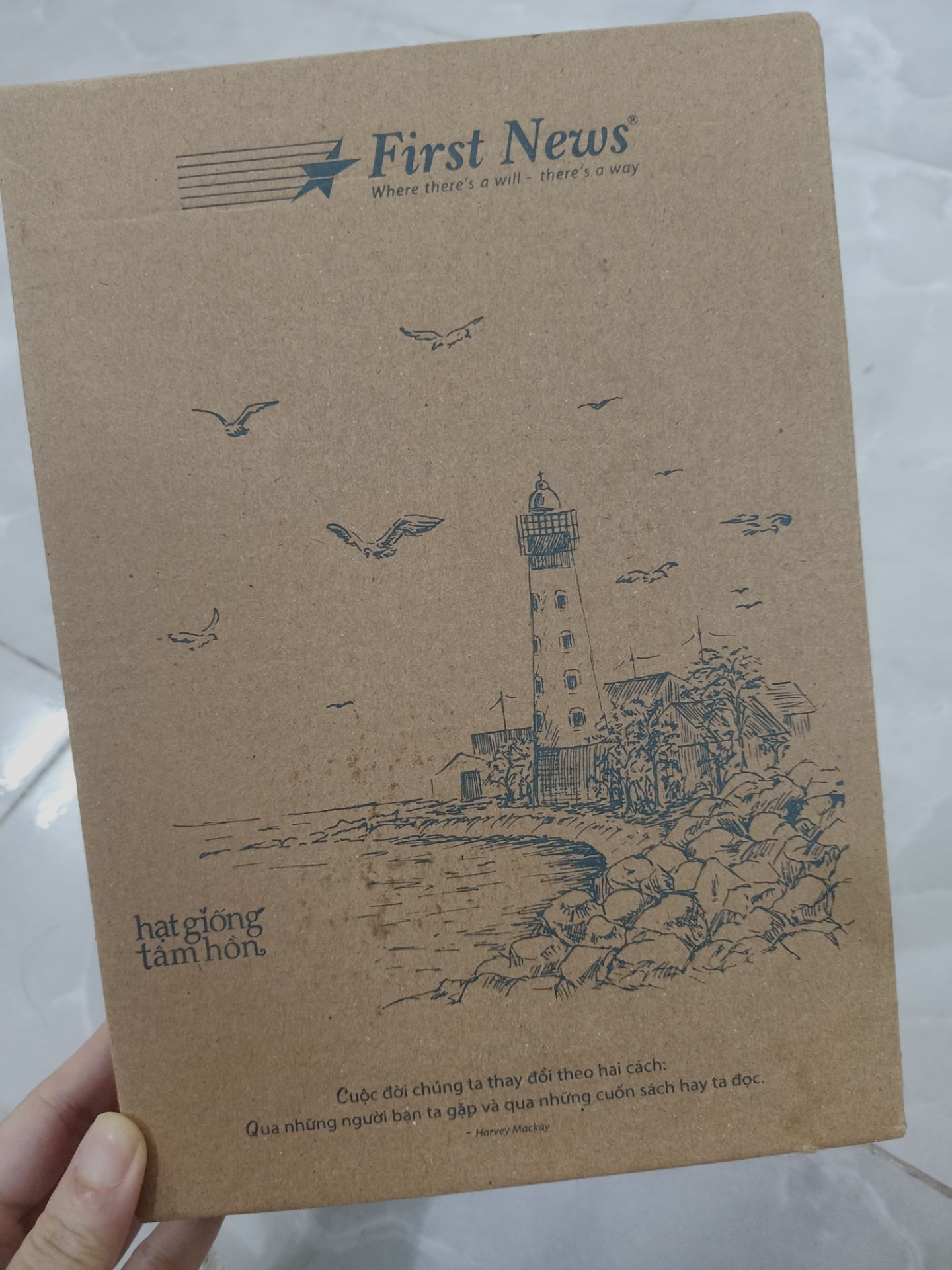 First new chỉn chu quá, hộp bìa xịn sò. thích mê. Sách thì khỏi bàn.