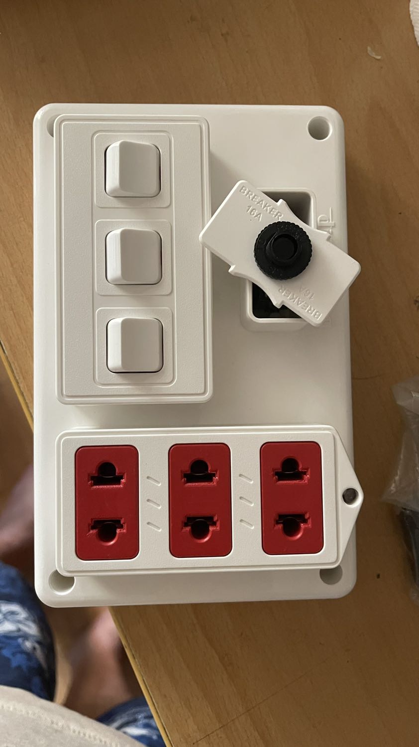 Tất cả đều chắc chắn đẹp, nhưng không hài lòng mới nhận hàng mà nắp của nút bên cạnh đã rơi ra, không thể gắn dính vào được, dây điện công suất thấp nếu đung thiết bị công suất cao phải thay dây. Nắp đậy không được vui lòng đổi lại cho tôi.