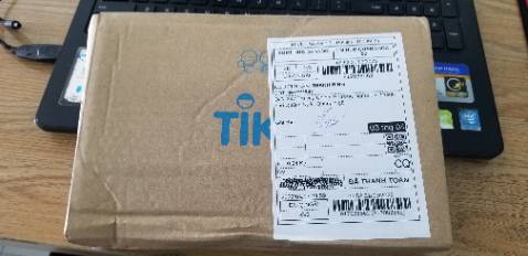 Sách đọc khá cuốn, kiểu đọc 1 chương phải đọc tiếp chương tiếp theo.
Có điều sách dùng giấy trắng tinh rất khó chịu cho mắt.
Không biết ai kiểm duyệt nội dung sách, nhưng có những lỗi rất cơ bản không bị phát hiện.
Còn lại đều rất tốt.
Giao hàng: ok
Đóng gói: cẩn thận