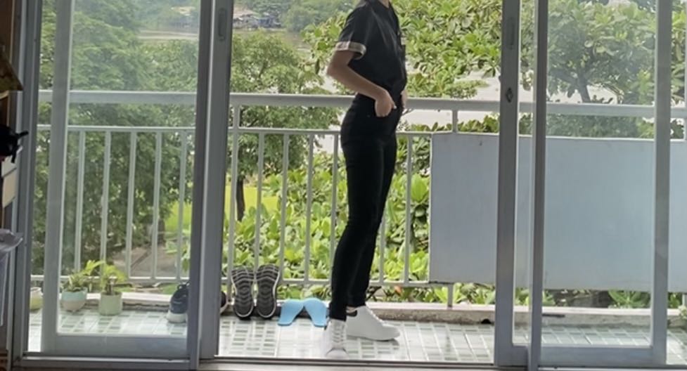 Chất liệu vải co dãn rất tốt, mặc thoải mái và dễ dàng co gối, đứng lên ngồi xuống đi lại đều ko bị kích
Dáng quần ôm vừa khuôn người nên lên form đẹp, đường may tỉ mỉ và chuẩn
Mình mua loại lưng cao, và lưng rất cao nên chân dài hẳn ra hihi 
Đây là lần đầu mình mua, nhưng cảm thấy yên tâm với chất liệu vải và kiểu dáng nên sẽ mua thêm mẫu khác. Tuy nhiên brand này chưa ra nhiều mẫu mã lắm, và cũng còn để xem qua thời gian dùng thì màu vải và chất lượng nói chung sẽ biến đổi thế nào. 

Kết lại là đáng đồng tiền bát gạo các chị em nhé