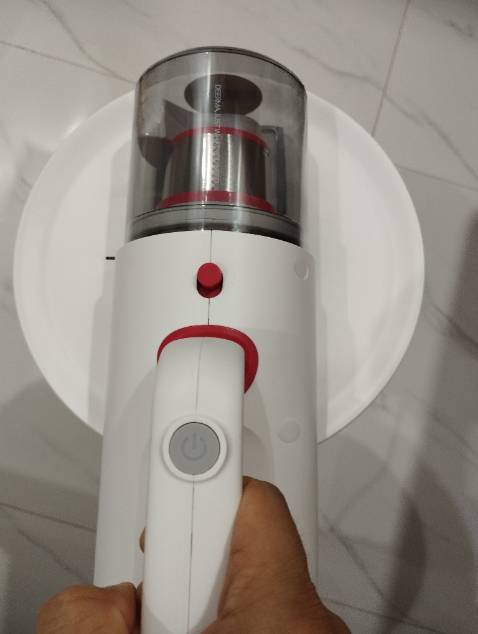 Có 1 nút bấm mở 2 chế độ hút tăng dần lực hút. Mình thấy lực hút đầu tiên đã hút được tóc rồi. Lực hút sau còn mạnh hơn nữa. Bấm lần 3 là tắt.
Có 3 đầu hút, 1 cái cho nệm, 1 cái hút xung quanh phòng. Rất tiện.
Hàng ngon. Hi vọng sẽ bền =))