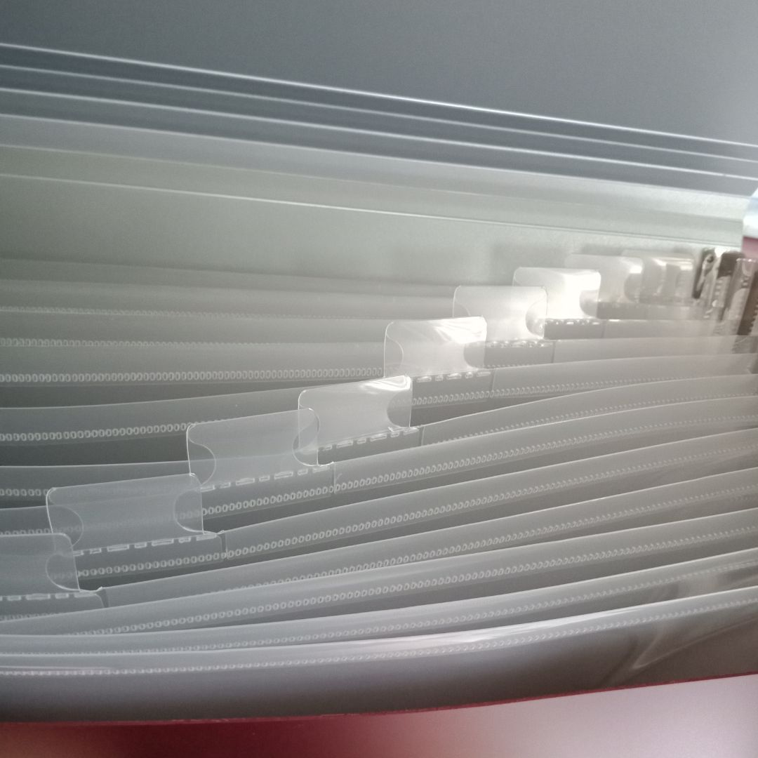 Tiki giao hàng rất nhanh, shipper ổn. Gói hàng kĩ lưỡng, bên trong bọc 1 lớp lót rất dày, chắc chắn. Sản phẩm mẫu mã đẹp, không trầy xước, được tặng kèm 1 miếng thẻ để dán tên. Về phần bền thì chưa sử dụng nên không nhận xét được, nhưng vẫn siêu ưng đợt mua này ?