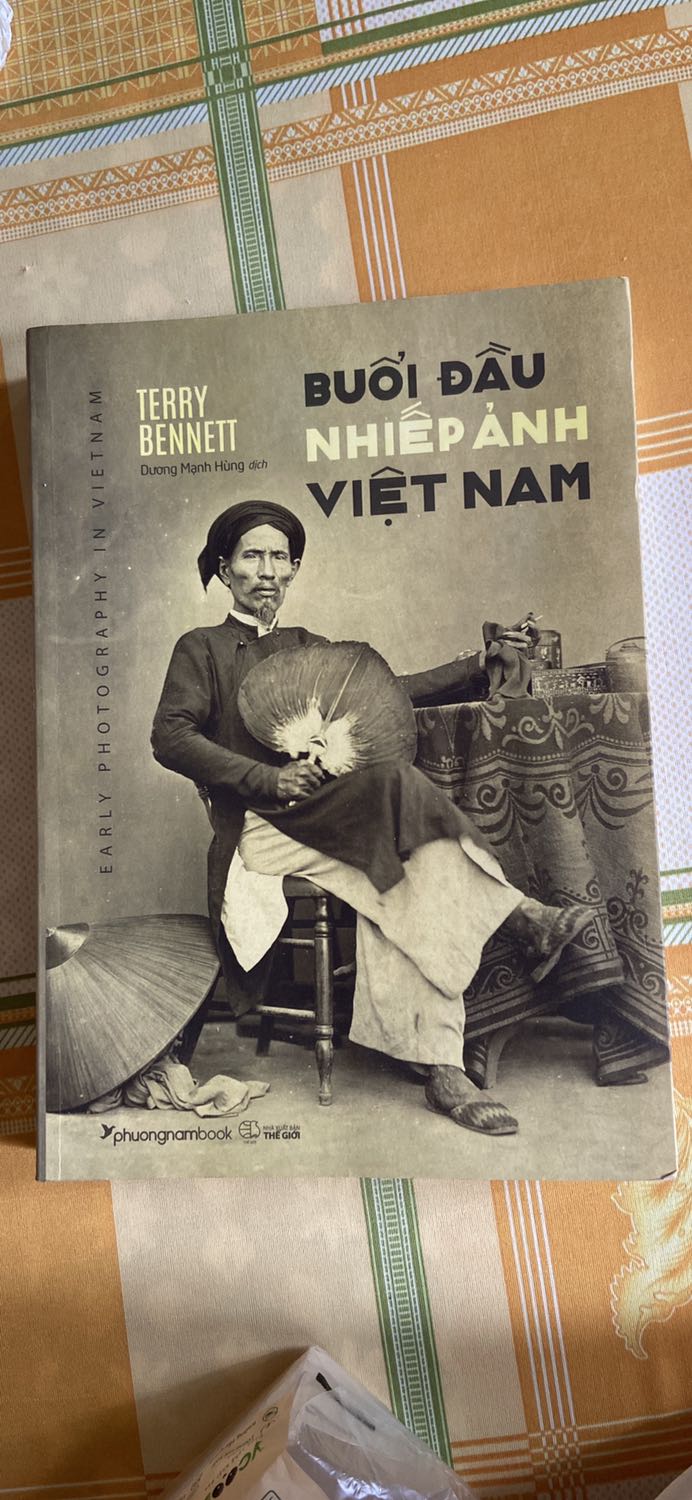 Quyển sách rất đáng tiền, cung cấp nhiều honhf ảnh quý về nước nhà qua lănh kính của nhiều nhiếp ảnh gia. Tuy nhiên, về kiến thức lịch sử thì chưa đúng lắm. Do tác giả là 1 người Anh nên không am hiểu về lịch sử việt nam và không nghĩa đúng về 1 số khái niệm