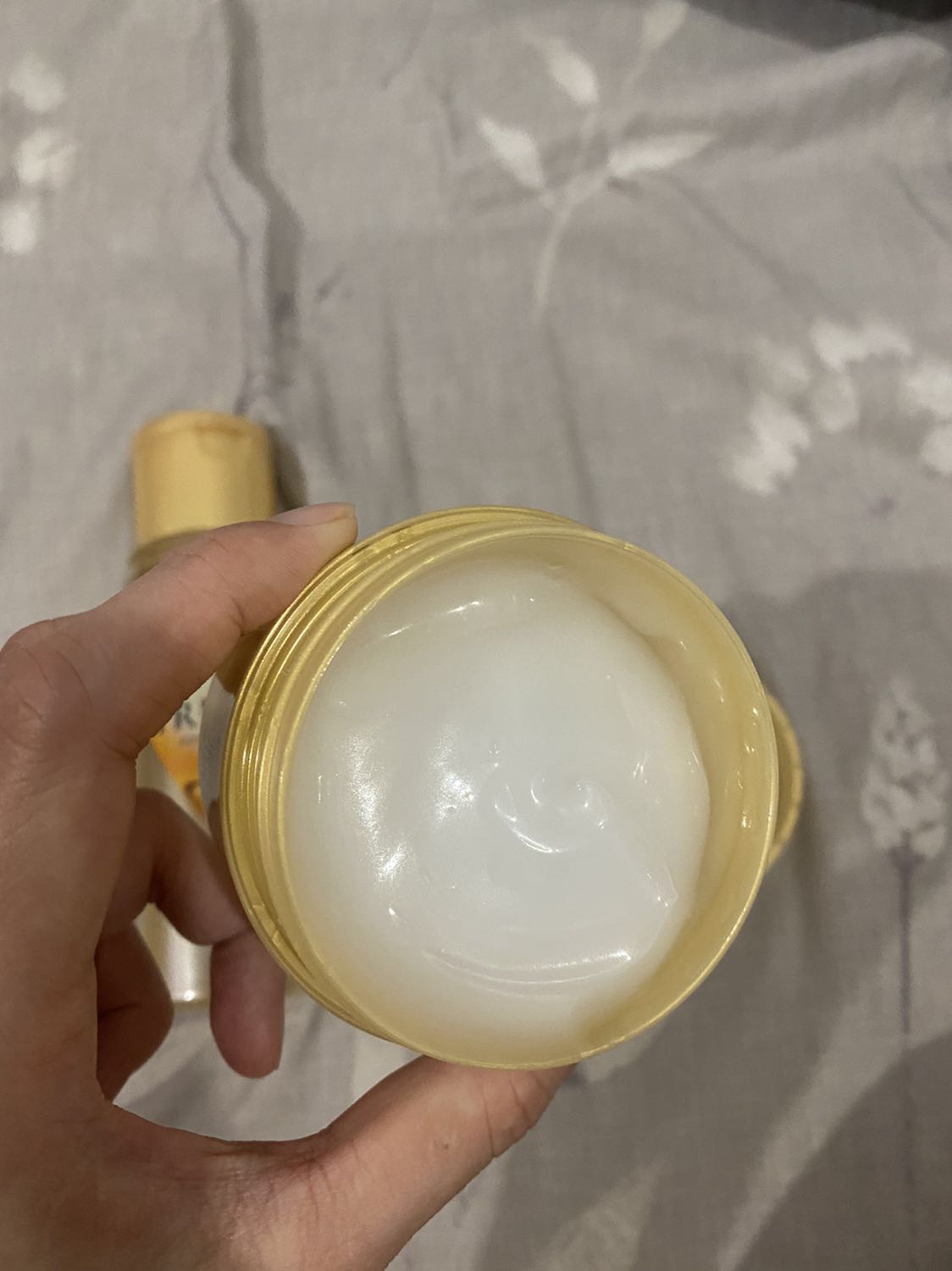 Da mình khô và ngứa nhưng bôi 2 sản phẩm này thấy dịu hẳn và hết đỏ, tuy nhiên vẫn hơi nhờn trên da nhưng mìn cũng k để tâm nên k sao cả. Giá quá rẻ cho 1 sản phẩm tốt.