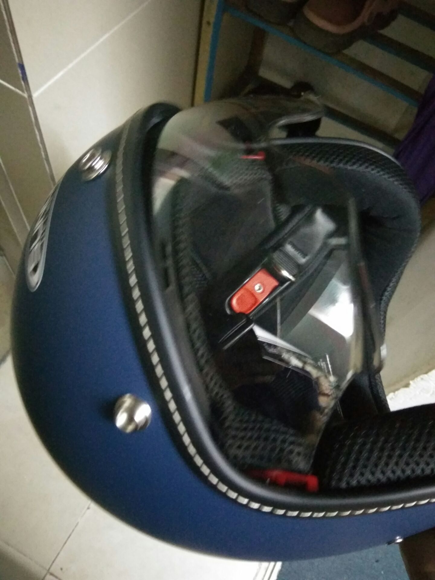 Mũ đẹp lắm nhé,  hàng chính hãng chất luợng tuyệt vời. Kính trong nhìn cảm giác rất dễ chịu.  Mọi người yên tâm mua nha.