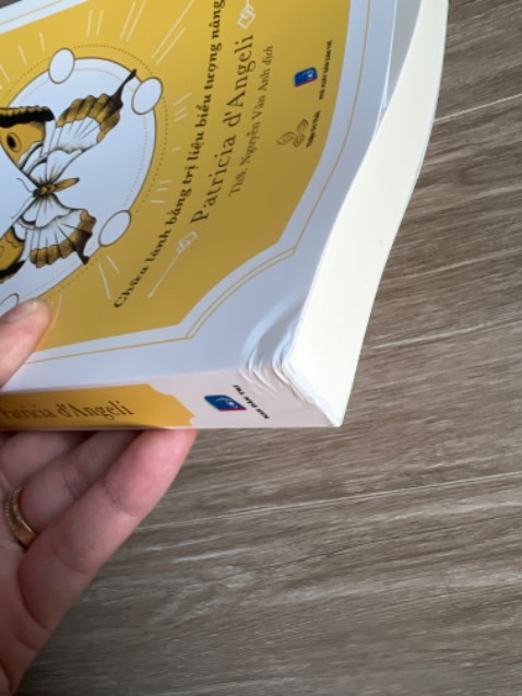 Sách bị cong, xô. Bản chất do sách mà người bán lại đổ cho vận chuyển, vì vỏ gói bên ngoài còn nguyên vẹn ko 1 chút méo xẹp nào.