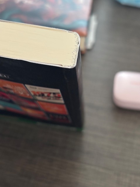 Lần đầu tiên thấy nxb nào đóng gói sách mà cẩu thả như vậy luôn, đống trong 1 cái thùng r gửi đi, chứ không có chống sốc gì hết. Đến tay khách thì sách vừa móp gốc vừa bẩn.