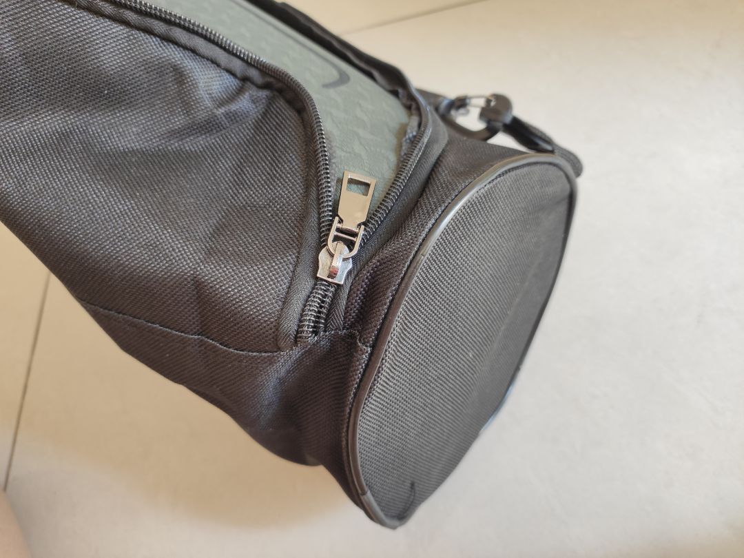 Mình mua của nhà cung cấp midoctor đợt giảm giá còn 145k. Thảm đẹp, có vài lỗi ngoại quan nhưng có thể chấp nhận và thông cảm được. Ban đầu bên shop giao thiếu túi đựng thảm, mình report lại cho tiki thì cỡ 3 ngày sau nhận lại được túi + 1 chai 50ml tẩy rửa đa năng.  Mình rất vui khi nhận được dd vệ sinh (vì thảm bám dấu chân hơn mình nghĩ). Tuy nhiên, cái túi chật ở 2 đầu quá, nếu muốn cuộn lại thảm để cho vừa thì có khả năng cao sẽ cong thảm, để lại vết hằn. Hên là mình tập chủ yếu ở nhà, nên không coi trọng cái túi này lắm. Nhìn chung, mình cảm thấy hài lòng với trải nghiệm sản phẩm. Shop nên cải thiện về túi đựng thảm trong các đơn hàng sau.