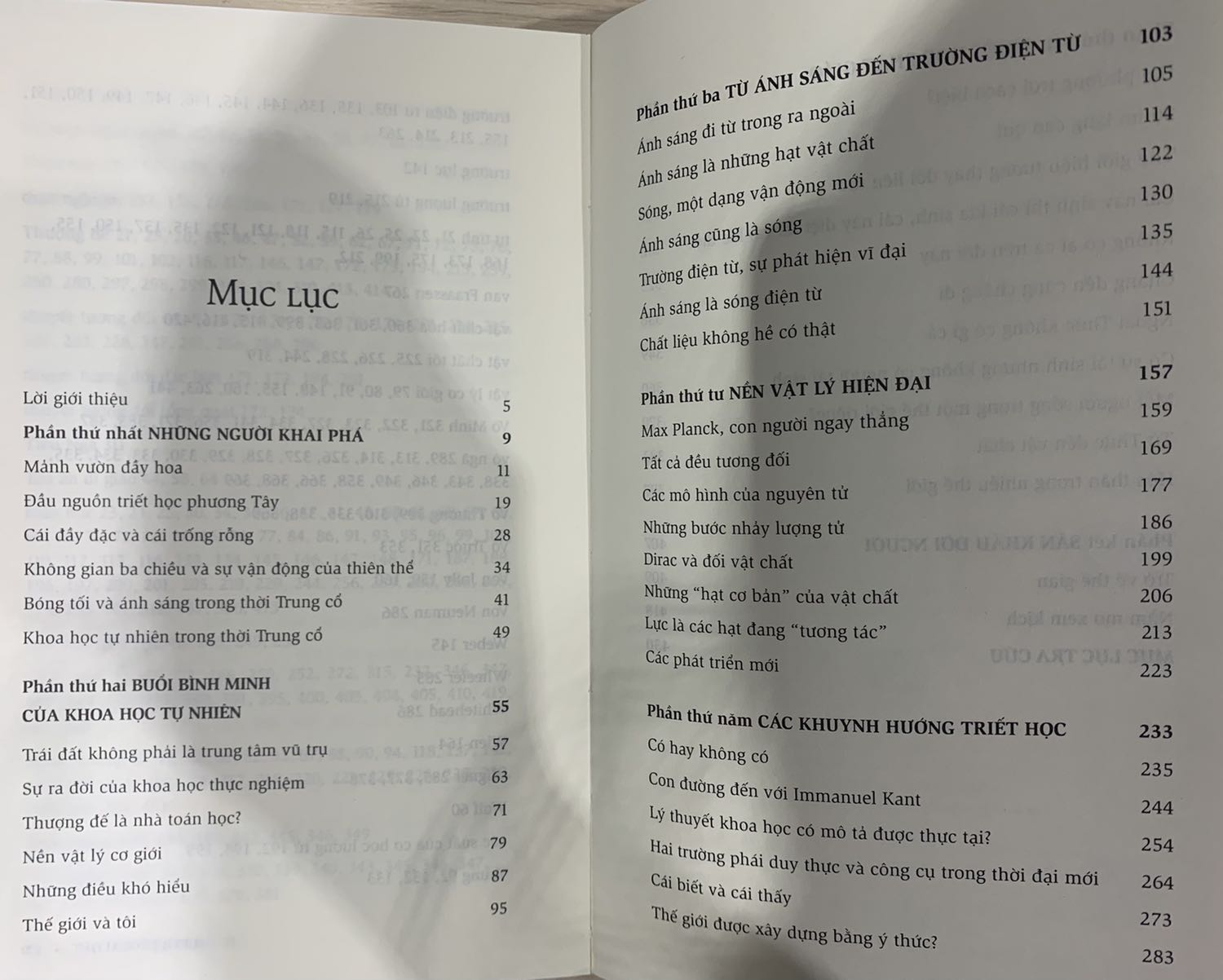 Sách đi từ triết học nỗ lực truy tìm tự tính của thế giới khách quan, qua vật lý cơ giới, nguyên tử, hạ nguyên tử, đến vật lý cơ học lượng tử, với việc mô tả một số lý thuyết cố gắng bao trùm thuyết tương đối và cơ học lượng tử: đa vũ trụ, đa nhân cách, siêu đối xứng, siêu dây (siêu võng), ảnh chiếu, vật chất tối. Nền tảng triết lý của khoa học đi từ tư duy duy vật/chủ nghĩa duy thực, sang duy tâm siêu nghiệm của Kant - nền tảng cho chủ thuyết công cụ của khoa học hiện đại, khi mà khoa học chấp nhận thất bại truy tìm tự tính.
Phần cuối giải thích sự phù hợp của triết lý Phật giáo trong việc giải thích những điều bỏ ngỏ/không giải thích được trong vật lý hiện đại, mà đặc biệt là "vạn vật tính Không". Đặc biệt giải thích Nghiệp lực ở cuối sách. Sách đi từ triết học nỗ lực truy tìm tự tính của thế giới khách quan, qua vật lý cơ giới, nguyên tử, hạ nguyên tử, đến vật lý cơ học lượng tử, với việc mô tả một số lý thuyết cố gắng bao trùm thuyết tương đối và cơ học lượng tử: đa vũ trụ, đa nhân cách, siêu đối xứng, siêu dây (siêu võng), ảnh chiếu, vật chất tối. Nền tảng triết lý của khoa học đi từ tư duy duy vật/chủ nghĩa duy thực, sang duy tâm siêu nghiệm của Kant - nền tảng cho chủ thuyết công cụ của khoa học hiện đại, khi mà khoa học chấp nhận thất bại truy tìm tự tính.
Phần cuối giải thích sự phù hợp của triết lý Phật giáo trong việc giải thích những điều bỏ ngỏ/không giải thích được trong vật lý hiện đại, mà đặc biệt là "vạn vật tính Không". Đặc biệt giải thích Nghiệp lực ở cuối sách.