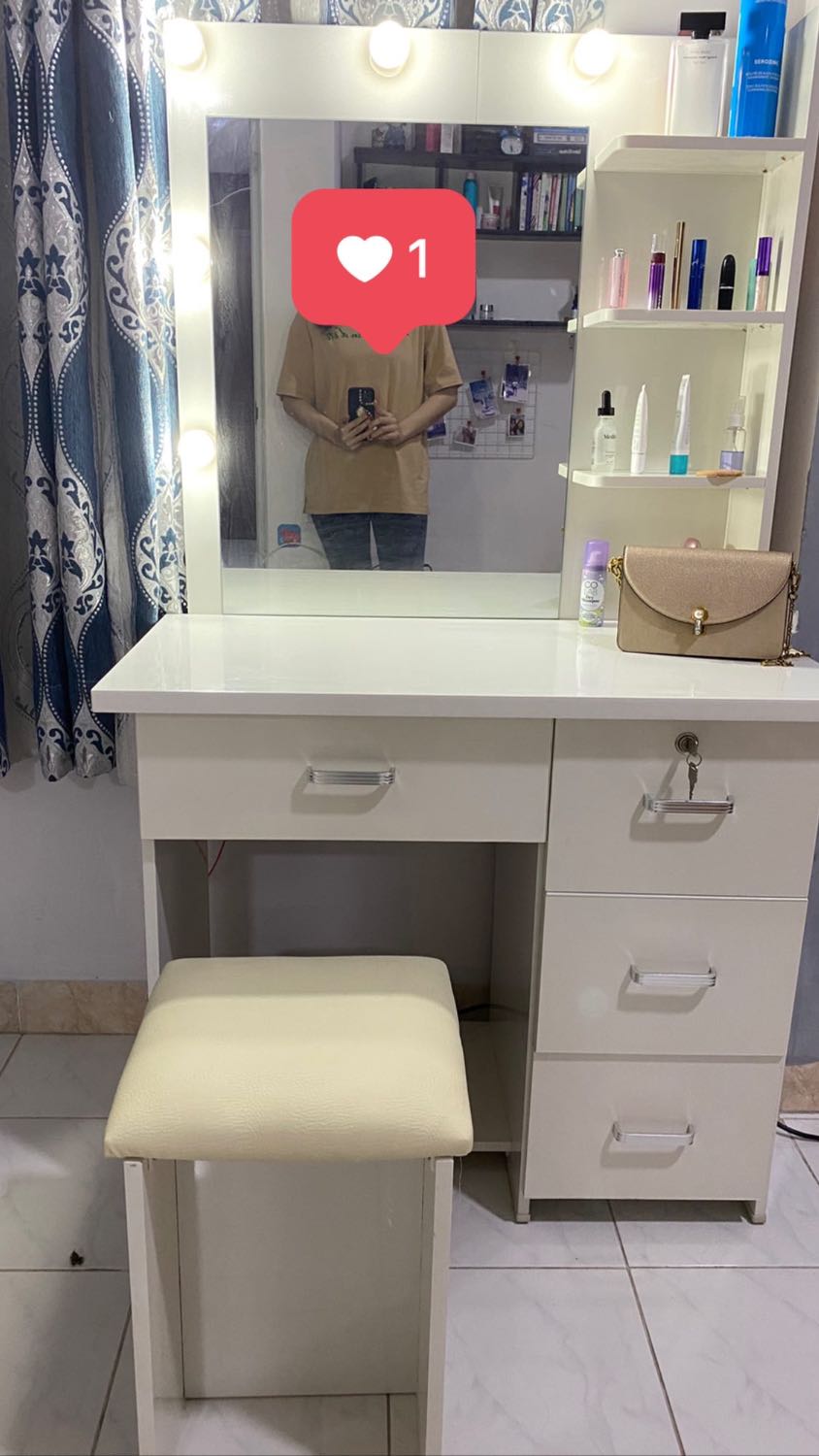 Nếu mọi người còn lăn tăn thì mình khuyên nên mua ngay nhé. Lúc đầu đặt mua online cũng hơi lo lo nhưng đến khi nhận hàng thì rất ưng ý. Tủ chắc chắn, màu rất đẹp và còn sơn bóng nữa. Nhiều ngăn kéo đựng đồ, các mép tủ đều có miếng đệm nhựa. Một điểm trừ là chỗ gương bị vệt đen chùi không ra. Nhưng tổng quan là rất hài lòng!!!