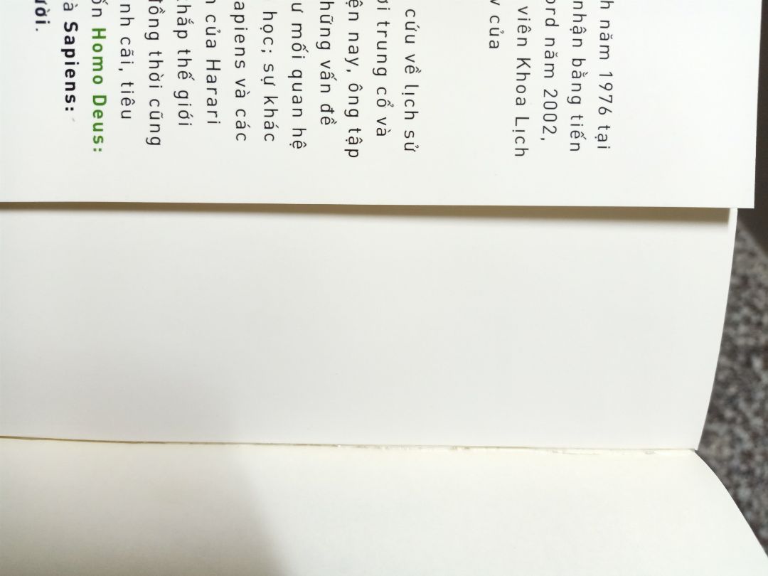 Bìa sách hơi cũ, bị móp và tưa bìa nhẹ, gáy bìa đóng cũng không được đẹp như cuốn Sapiens (khác nxb), keo dán lem nhem, lật giở có cảm giác gãy (nhưng bên trong thì gáy sách ổn, lật giở khá nhẹ). 
Chưa đọc nội dung nhưng có nhiều người recommend nên đặt mua. 
Tiki giao hàng nhanh.