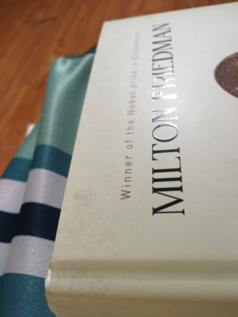 Bìa cuốn sách mình nhận có mấy dải chấm đen li ti, mình thấy hơi khó chịu khi bìa bị như vậy.