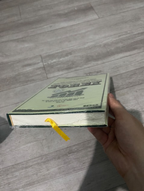 Đóng gói cẩn thận , sách đẹp , nhưng mà cái bìa nó kiểu thế hay sao mà mh dở ra là 2 cái đó tách rời luôn