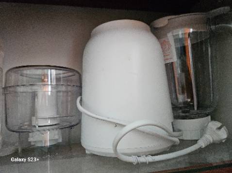 Động cơ mạnh, nhiều chức năng. Khi sử dụng có mùi hơi khét như chổi than.