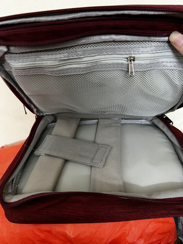 Đóng gói rất cẩn thận luôn, giao hàng nhanh. Sản phẩm to hơn so với tưởng tượng, dày dặn để đồ được nhiều khá ok. Có cả thẻ bảo hành và cảm ơn đi kèm chuyên nghiệp tuy nhiên nhận hàng hộp hơi móp nhưng túi vẫn ok nên vẫn ủng hộ 5 sao👍