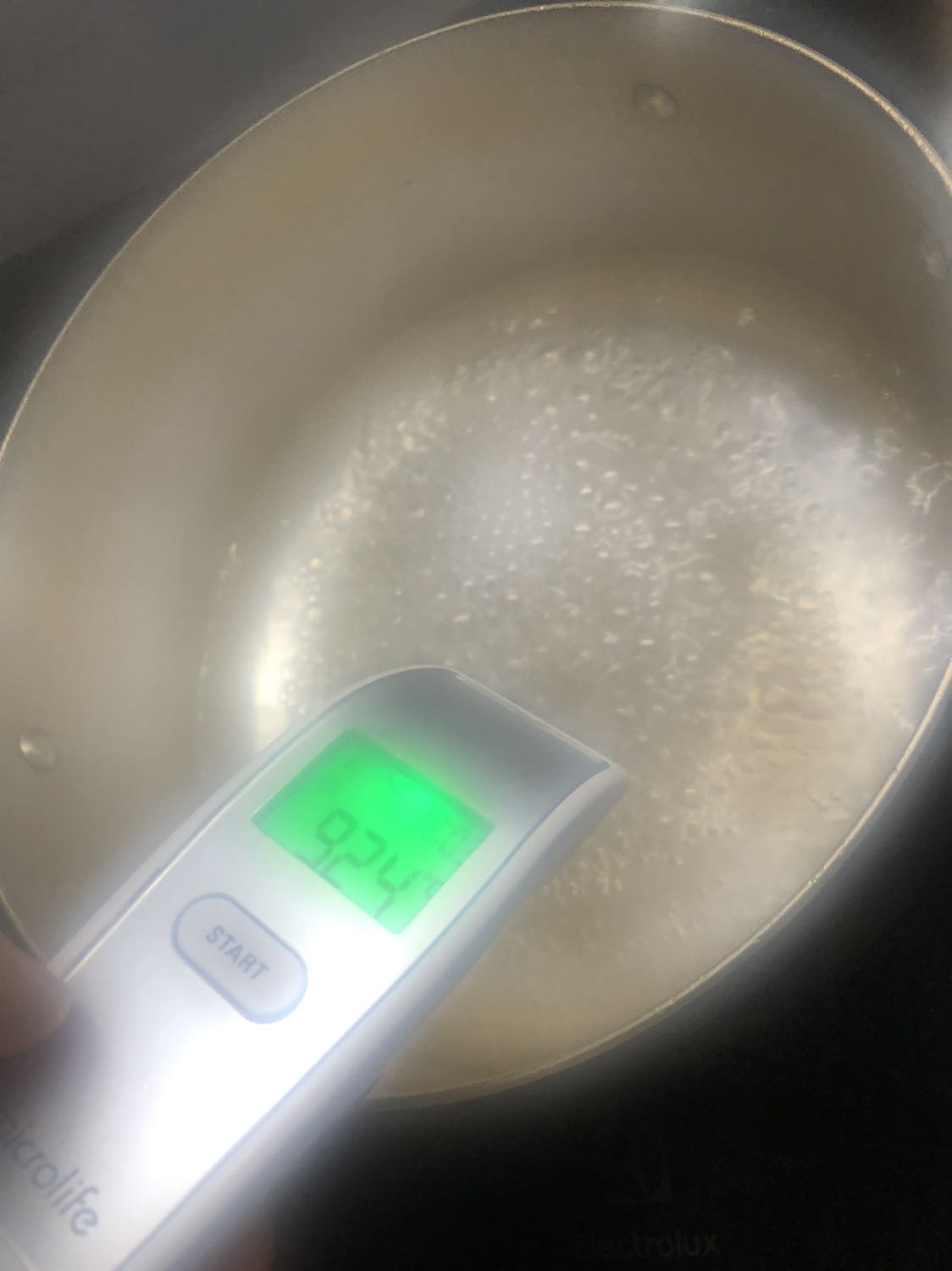 Đo nhiệt độ ở trán được tầm 36-37 độ. Đo nhiệt độ nước đang sôi chỉ được khoảng 90 độ, vừa tắt bếp đo lại còn khoảng 80 độ. Shop giải thích như vậy là bình thường, cá nhân mình thấy chưa thoả đáng. Không yên tâm khi dùng kiểm tra nước, sữa cho con!