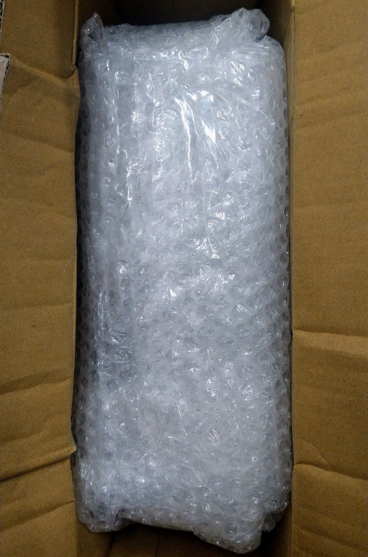 Nghe nói Cold Brew pha dễ òm nên thay vì bỏ 50-60k ra tiệm uống 1 ly thì mua luôn cái bình pha chuyên dụng của Hario về mần luôn cho tiết kiệm. 
Thử pha theo hướng dẫn thì đúng là dễ òm thiệt. Nhưng có thể tùy gu nên cần vài lần thử nghiệm để pha cho đậm nhạt đúng gu mình thôi. 
Bình nhẹ cực kỳ, không nặng như mình tưởng tượng về mấy bình thủy tinh. Mẫu mã cũng đẹp nữa. Hơi tham nên mua cái bình hơi bự so với nhu cầu, nhưng mà cafe ủ lạnh thì để tủ lạnh qua ngày cũng ko sao. 
Mình chưa từng mua hàng online mà nhận sản phẩm được đóng gói cẩn thận đến vậy, dù sản phẩm là thủy tinh đi nữa. Lúc nhận hàng Tiki giao rất háo hức mở ra xem mà bóc hết lớp này đến lớp kia, có hơi bị nóng ruột một tí. Shop cẩn thận dữ thần ?