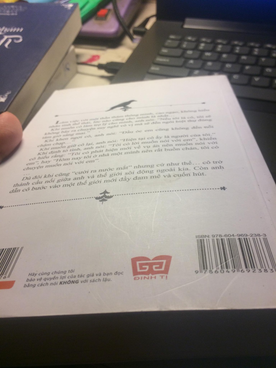 Đặt mua cả hai cuốn tập 1 và 2 thì cả hai cuốn nhìn như cuốn truyện cũ được mua lại từ chợ sách cũ vậy, xước, bẩn, đầy vết tay bẩn bám vào. Trong không giống được mua từ Tiki tý nào cả, mình thực sự thất vọng, buồn khi đã đặt niềm tin và tin tưởng Tiki nhiều đến thế. Có cảm giác như mình bị *** vậy