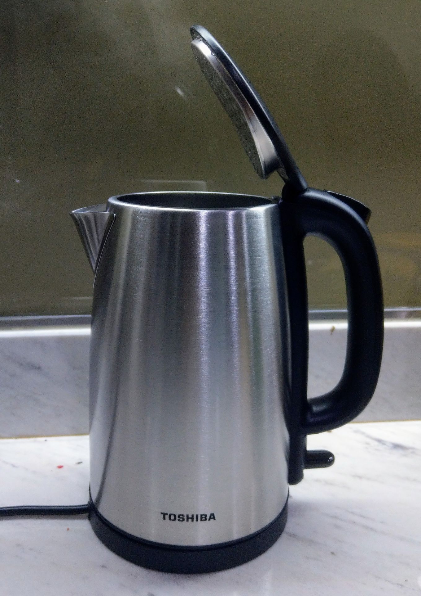 Sản phẩm thiết kế đẹp, gia công sắc xảo. Thời gian đun sôi khá nhanh. Dòng ấm Toshiba này hiệu quả với tầm giá. Shop giao hàng nhanh chóng, đóng gói kỹ càng.