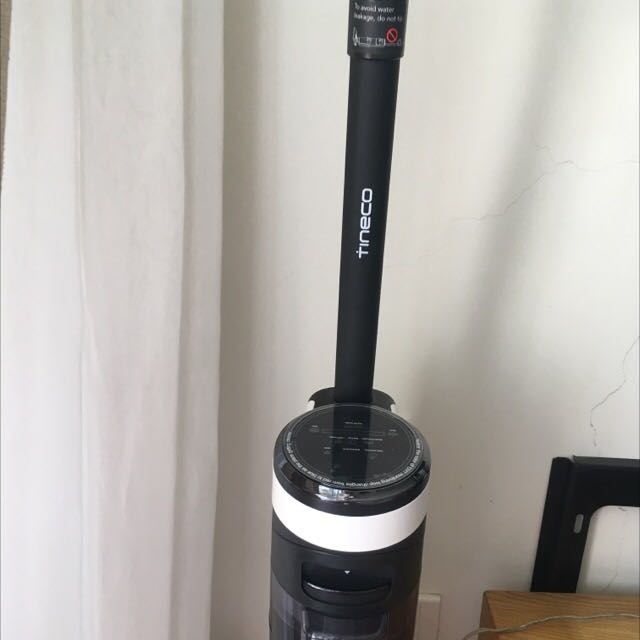 Máy dùng tốt, lau hút rất sạch, dễ sử dụng và cực kì tiện. Duy có 1 điểm trừ là ko lau được sát tường và các cạnh nội thất.