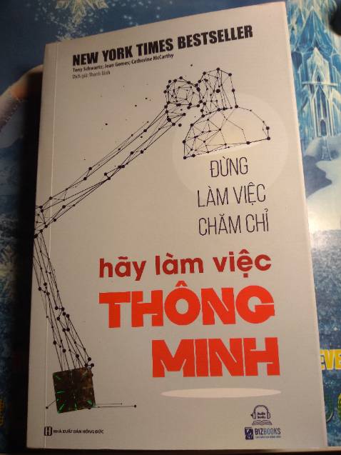 Mình vẫn chưa đọc hết cuốn sách vì nó rất dài, cần nhiều thời gian để thấm. Trong sách có khá nhiều dẫn chứng từ nghiên cứu tâm lý, hành vi nên rất đáng tin cậy. 

Sau mỗi chương đọc thì mình đều rút ra được nhiều điều thú vị, ứng dụng được trong công việc trong tương lai. Nhưng phải nói thật, để ứng dụng được thì đây là bài toán khó. 

Ở tập đoàn đa quốc gia hoặc DN FDI có thể sẽ có phúc lợi tốt hơn nhưng nhiều doanh nghiệp vừa và nhỏ ở VN chưa chú trọng tới phát triển cho nhân viên như vậy. Vì thế khái niệm đi làm thuê là bán thời gian 8 tiếng, làm dàn trải với năng suất đều đều là phổ biến.

Nhưng dù sao thì đây quả thực vẫn là cuốn sách rất hữu ích dành cho cả nhân viên và nhà quản lý tham khảo.