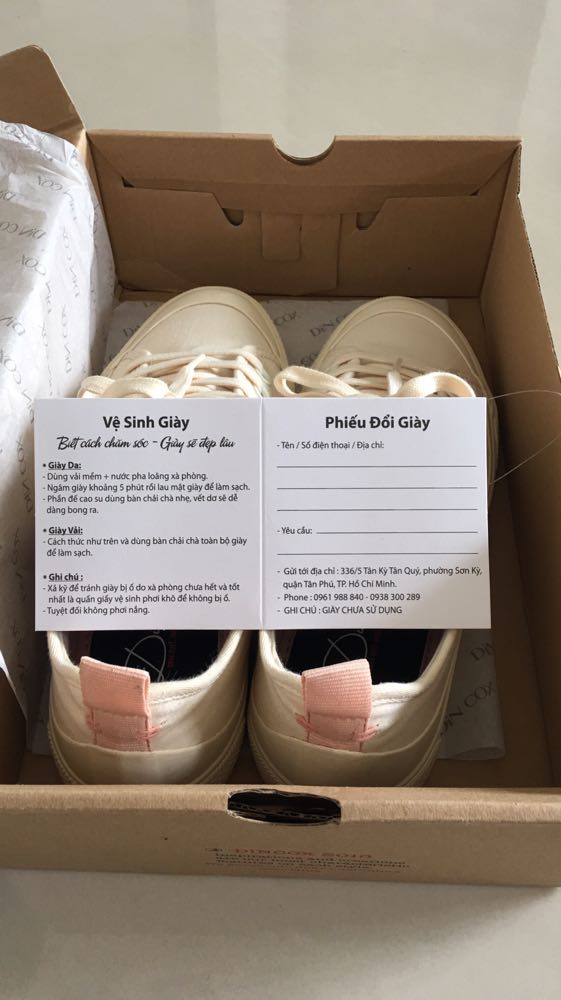 Giày đẹp, màu sắc quá okie. Miếng lót êm, phần đế cao su cứng. Bạn nào chân ốm thì bề ngang sẽ hơi bị rộng nha. Mình mới đổi size nhỏ hơn do lúc đặt hàng k để ý. Mấy bạn nhân viên của shop nhiệt tình và dễ thương. Cảm ơn Dincox và Tiki !