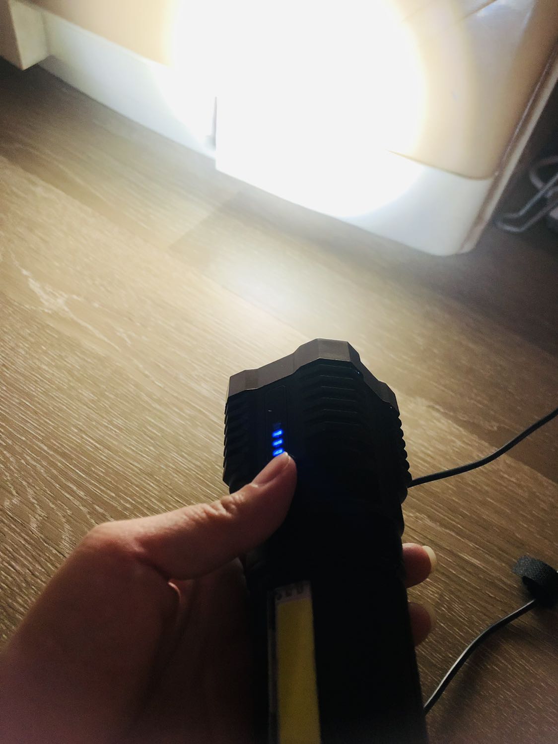 Giao nhanh 2h. Máy to cầm thích nhưng rất nhẹ không hề nặng. Đèn sáng nhiều chế độ. Sạc bằng điện mà không có dây sạc kèm khi bán. Phải lục tìm chui micro usb cắm vào sạc.