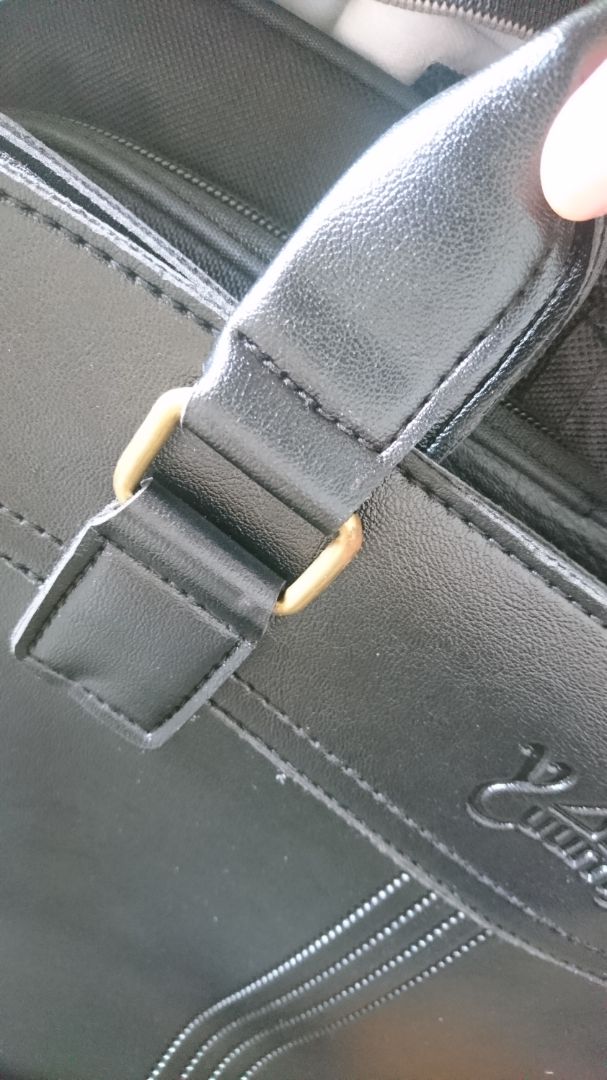 Màu khóa khá cũ, có dấu hiệu rỉ sét. Chất liệu da ổn