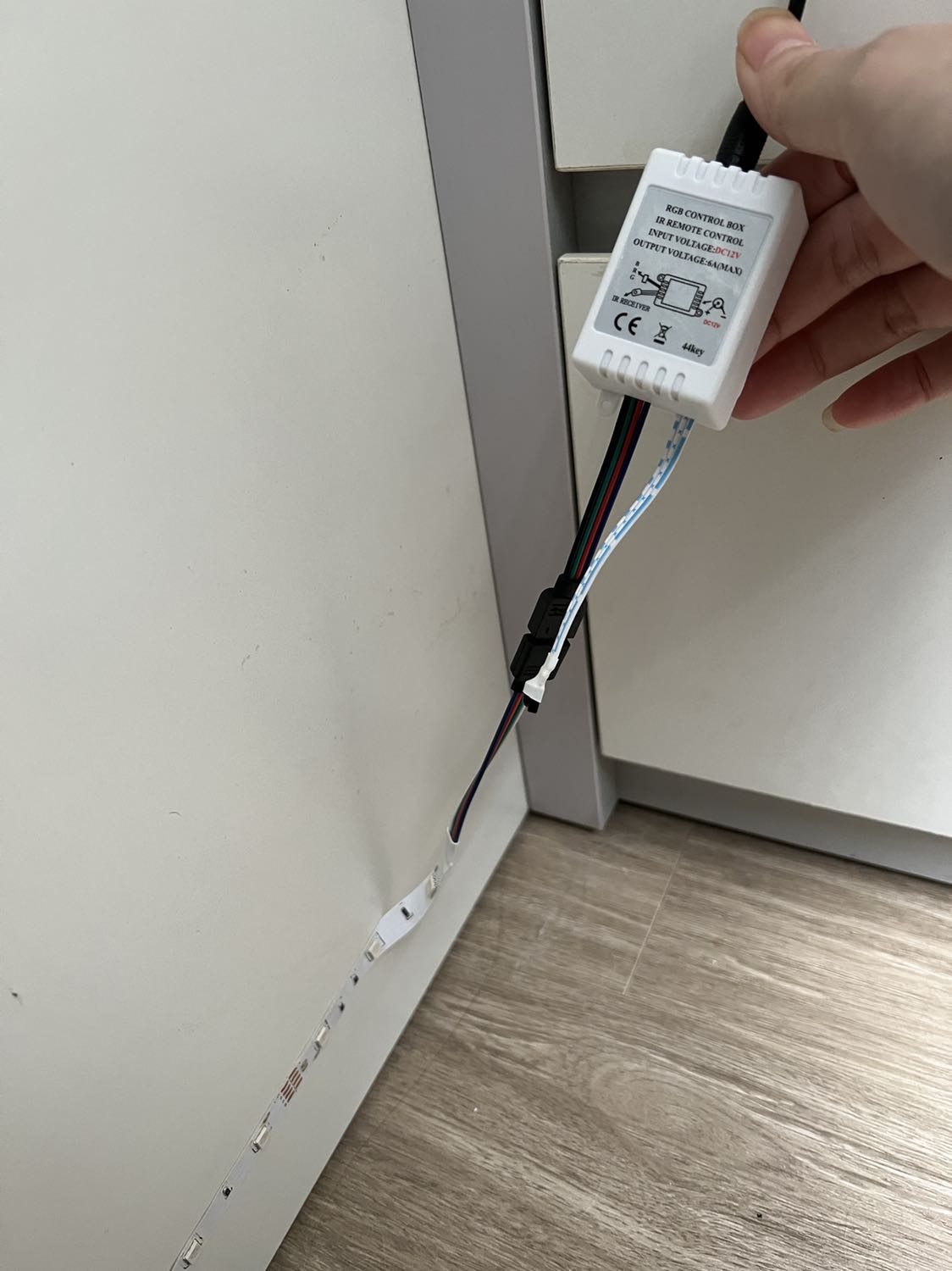 Rất may là ko phải quá tam ba bận, nhưng mình khuyên các bạn khi mua sản phẩm nên *** trc khi dán, vì có thể sẽ làm đứt mạch như mình để rồi phải đặt lại lần 2. tks shop