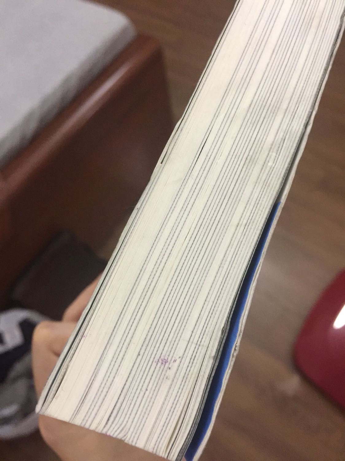 Thực sự rất không hài lòng khi nhận đc sách này từ Tiki, bìa bị lõm do vật khác đè lên, gáy sách thì bị bong tróc, giấy quá đen và cũ, trên giấy còn vài chỗ bị bẩn. Tôi đề nghị Tiki đổi lại sách khác cho tôi. Đã mua nhiều lần của Tiki, nhưng những lỗi nhỏ thì ko sao, nhưng thực sự quyển này quá khiến tôi thất vọng về việc chọn đồ giao hàng cho khách của Tiki. Đề nghị Tiki giải quyết sớm và gửi sách mới đổi lại cho tôi.