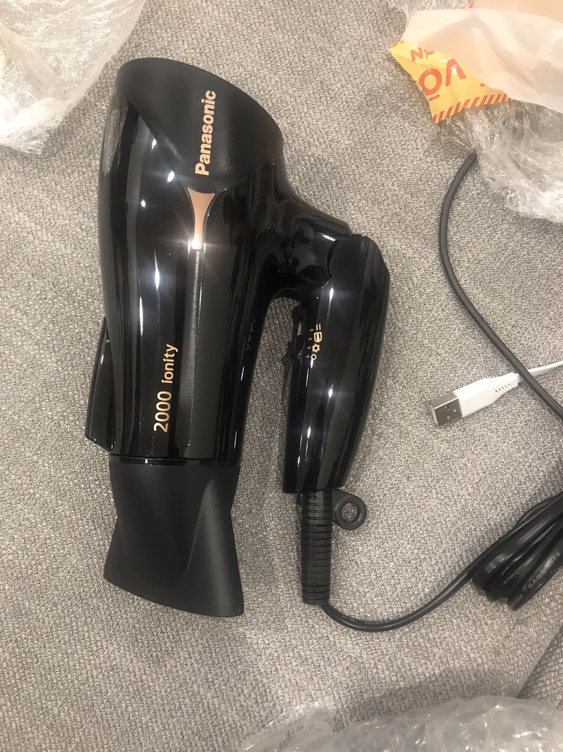 Máy nhẹ, êm, dáng sang trọng, giao hàng konquas nhanh nhưng bọc gói cực kì cẩn thận, hàng tặng kèm khá xịn xò