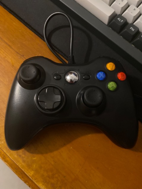 Hàng okei nha, dùng khá ổn cắm vào không bị chậm chờn, nút bấm và joy stick build khá chắc chắn. Có motor rung thì mình có *** nhưng rung rất yếu, chỉ rung nhẹ gần như không cảm giác được. Với giá này thì chất lượng okei