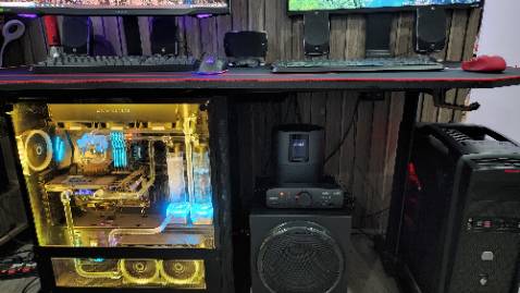 Sản phẩm Tiki giao tới nhà không chê vào đâu được, rất mới chuẩn đủ nguyên seal. 
Chất lượng âm thanh Z906 không được rõ chi tiết và sống động như Z5500, vì ở nhà cũng có con Z5500 chỉ bị hư mỗi cái Control center. 
Con Z5500 này trước ở nhà kết hợp với hai máy tính có hai con card âm thanh đỉnh cao thời trước và nay là: Creative sound blaster x-fi titanium fatal1ty champion series và Creative Blaster AE-9 cho ra chất lượng âm thanh vô đối nghe không biết chán. 
Mua con Z906 mới này mở lên nghe quá thất vọng tôi thay toàn bộ củ loa của nó bằng 5 củ loa Z5500 và nhận được điều bất ngờ chất âm thanh của nó vẫn như ngày nào, và con tim đã vui trở lại. Rất mong hãng Logitech cho sản xuất lại huyền thoại Z5500 hoặc loại cao cấp hơn, vì tất cả các loa sau này mà hãng sản xuất ra chất âm không thể đỉnh như Z5500 trong cả nghe nhạc lẫn chơi game xem phim