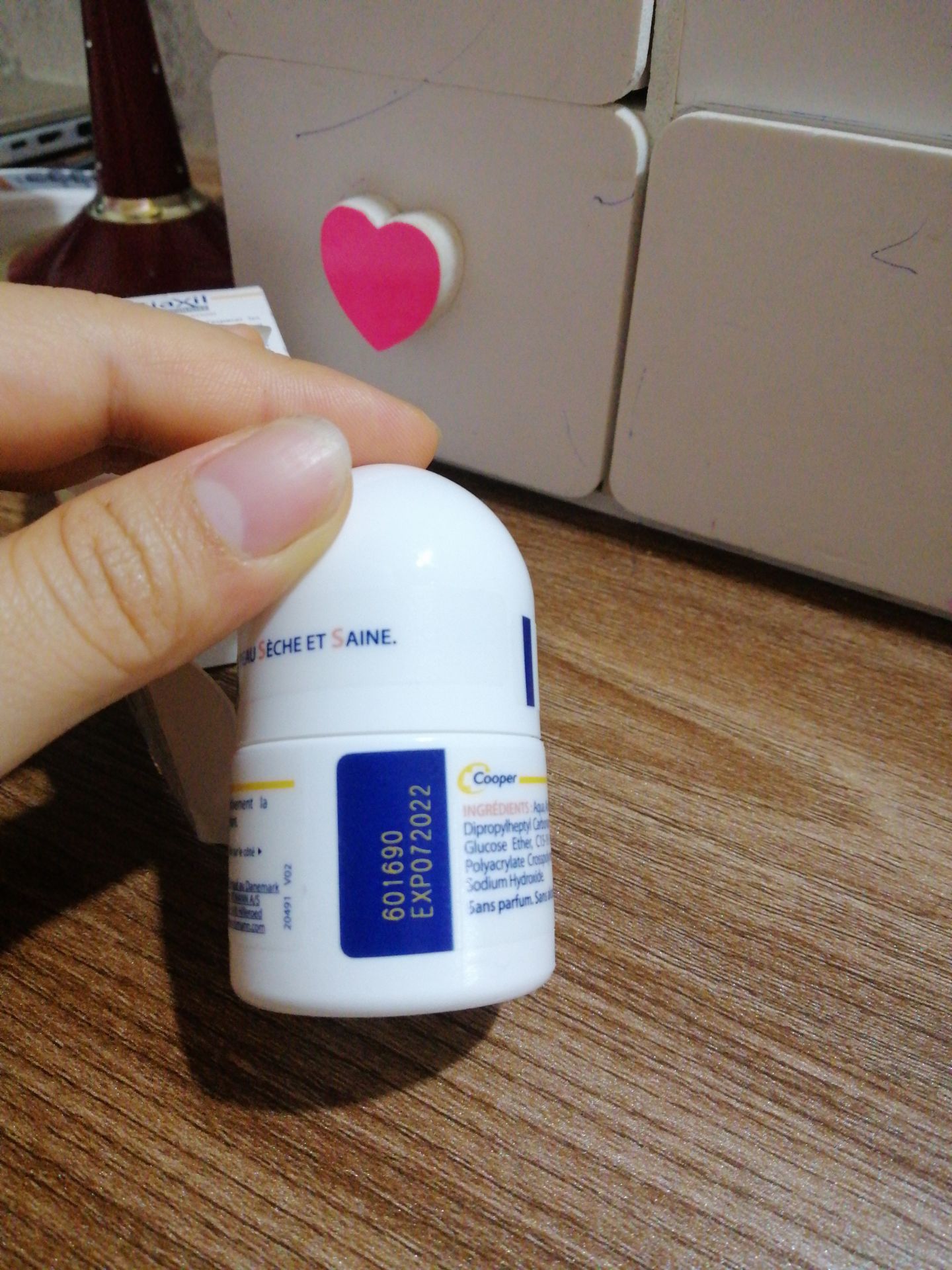 trc giờ vẫn dùng etiaxil ngăn mùi tốt, đc 3-4 ngày, dòng siêu nhạy cảm cho cả bé con đang dậy thì nhà mình dùng xem tnao, mua của tiki trading lần đầu hàng chính hãng tem mác đầy đủ, 2 hôm là nhận đc hàng. cho 5*