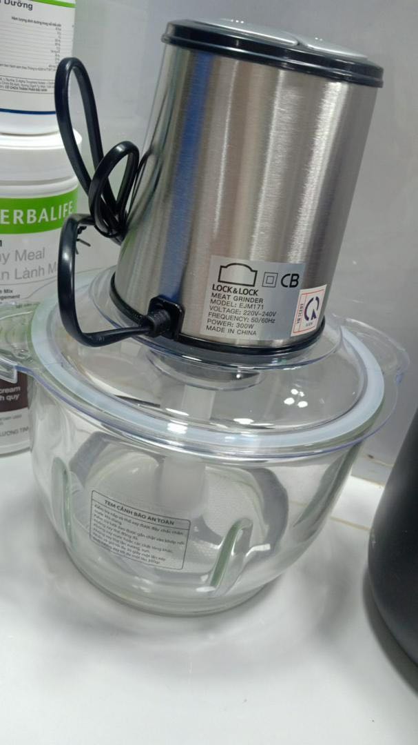 MÁY XAY THỊT mua về cho mẹ sài, thấy mẹ review máy tốt, dễ sử dụng, xay thịt nhanh, mẹ ấn có máy cái mà thịt đã nhuyễn à. rất tuyệt luôn. nói với mẹ mua giá 650k mẹ mình cũng là tín đồ của hãng lock lock.