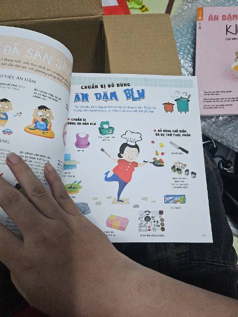 Sách dày lắm ... In màu...có nhiều thực đơn và xông thức nấu ăn cho bé... Hướng dẫn cha mẹ trong quá trình ăn dặm của bé