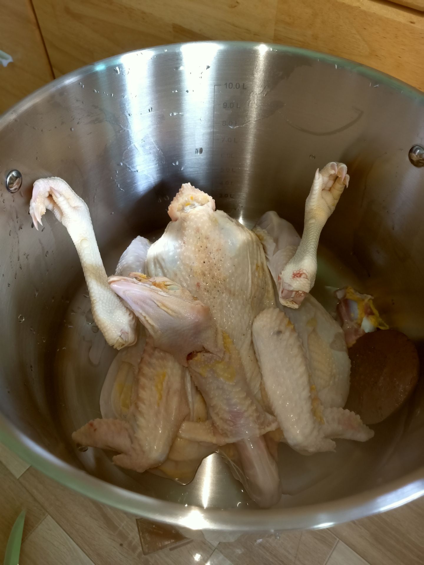 nồi rất đẹp rất hài lòng, nhưng cái màu inox không giống cái inox nhà mình, trong nó giong bạc hoặc nhôm, không biết xài có tốt không, size 28 quá to để luộc con gà lớn, size 26 là vừa nha mọi người,