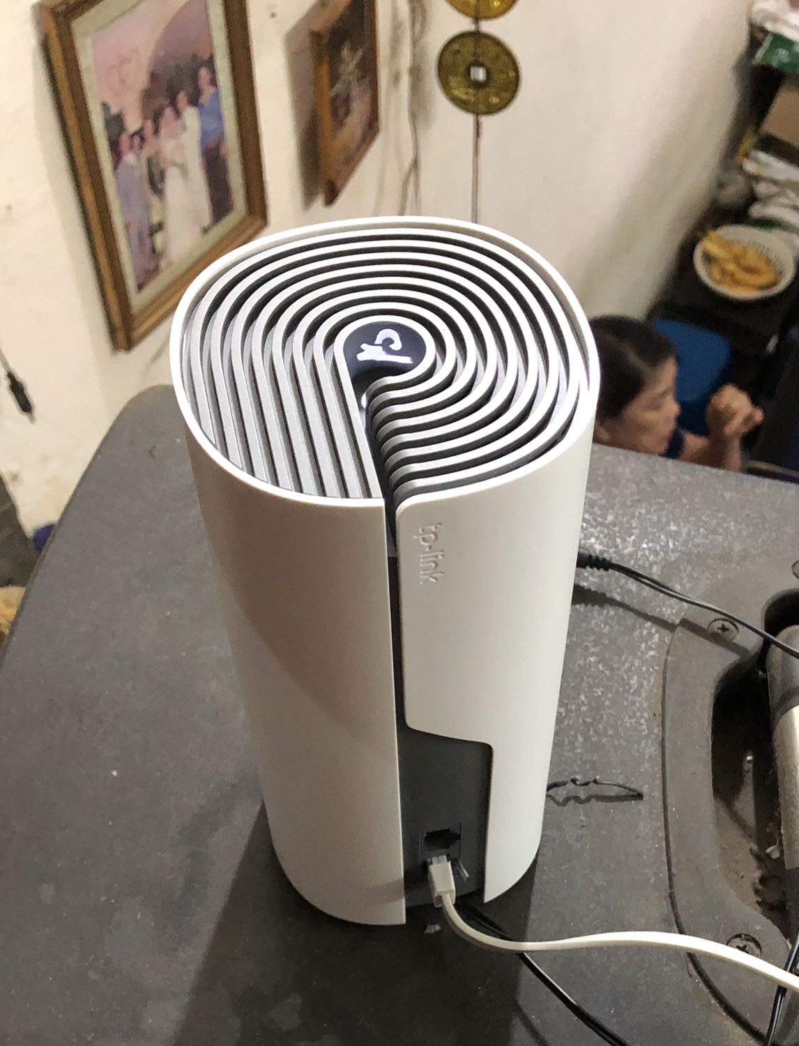 Mạng wifi nhà mình mạnh thấy rõ, lúc trước chỉ đo đc cao nhất 50 mbps, nay lên hơn 400 mbps, ai mạng nhà yếu nên mua, đáng tiền, còn bền ko thì xài lâu mới biết dc