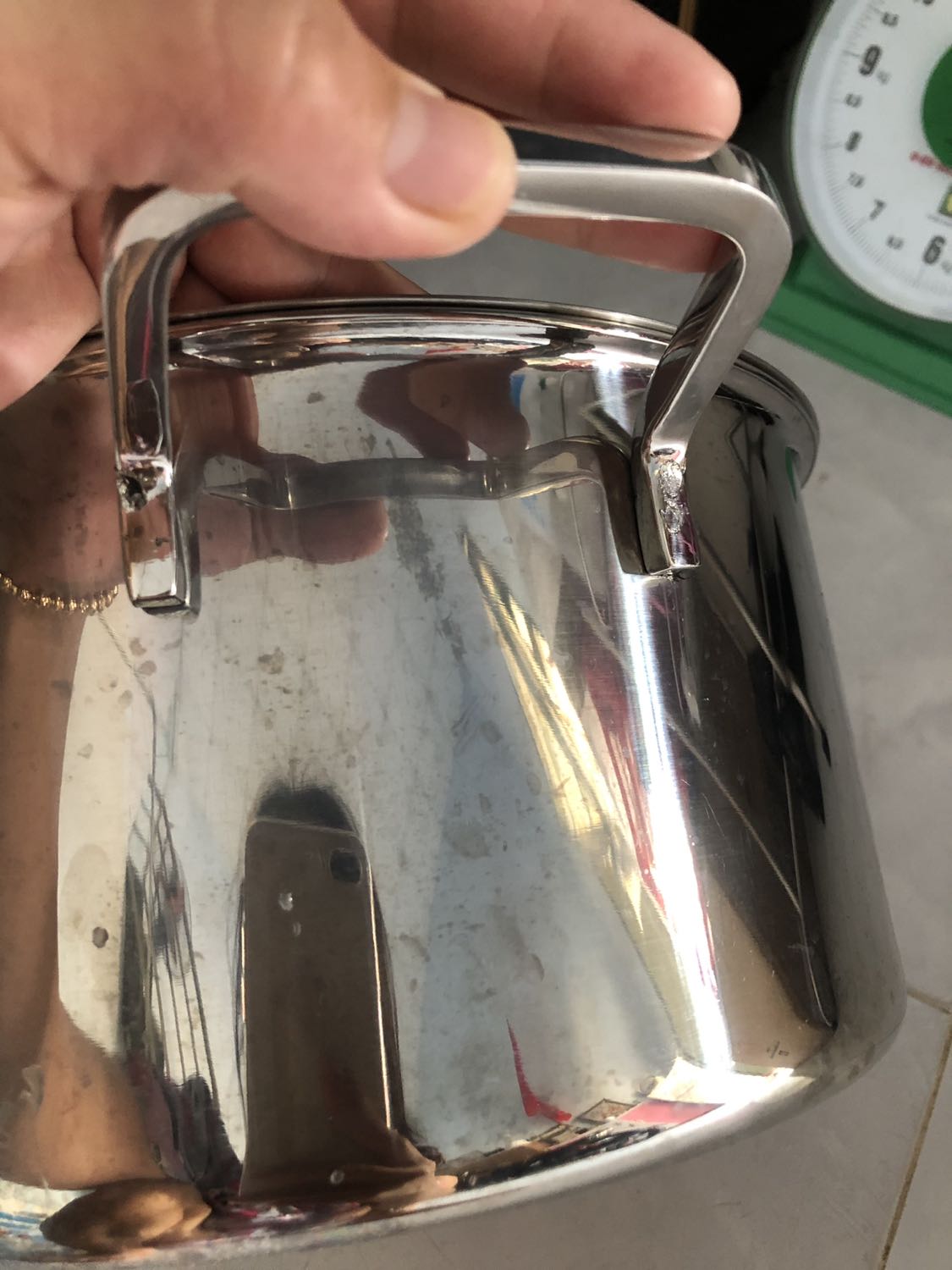 Mới nấu lần đầu mà đã bị ố hết. Mặc dù tiki nói là nồi inox 304 mà nấu còn ố hơn cái nồi inox 430 mua ở ***. Lúc nhận hàng ko để ý cái quai cầm dưới bị lỗi cả 2 bên. Mong tiki liên hệ bảo hành sp cho mình